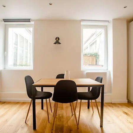 Quiet Apartment, Lively Area,next To Eiffel Tower.