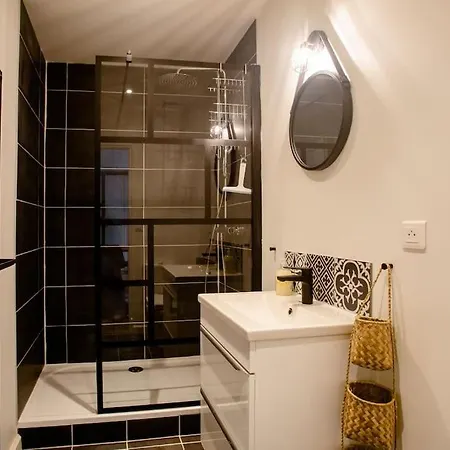 Quiet Apartment, Lively Area,next To Eiffel Tower. Apartment *
