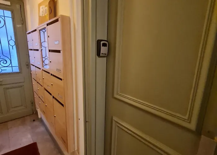 Quiet Apartment, Lively Area,next To Eiffel Tower.