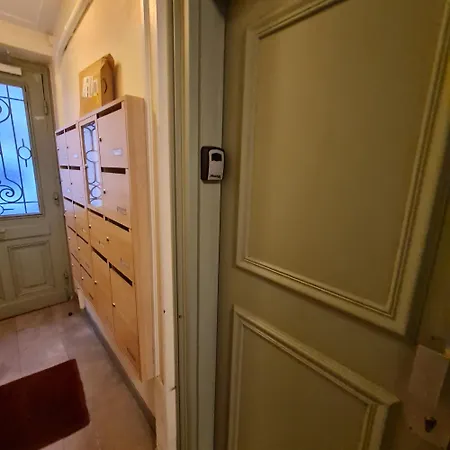 Quiet Apartment, Lively Area,next To Eiffel Tower.