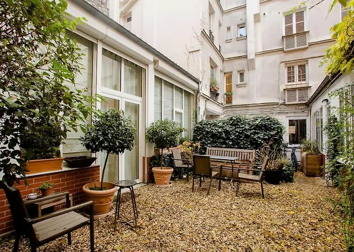 Quiet Apartment, Lively Area,next To Eiffel Tower. *