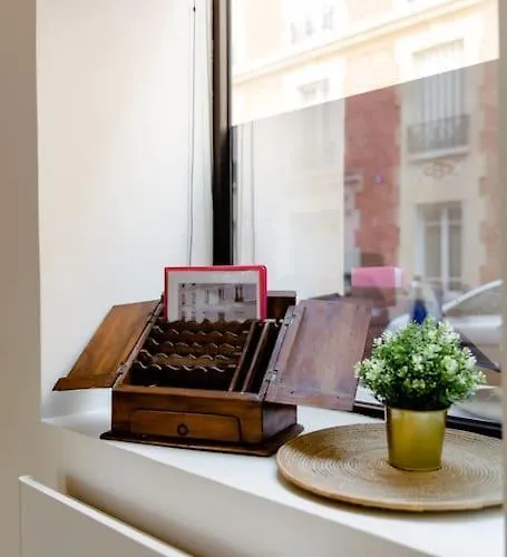 Quiet Apartment, Lively Area,next To Eiffel Tower.