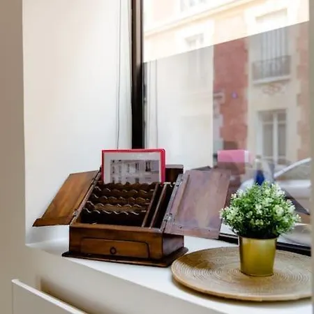 Quiet Apartment, Lively Area,next To Eiffel Tower.